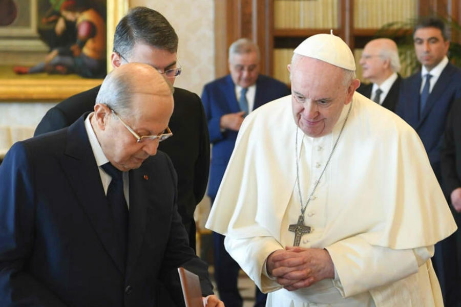 Papa Francisco con el presidente de Líbano, Michel Aoun, el 21 de marzo de 2022 en el Vaticano. Foto: AFP.