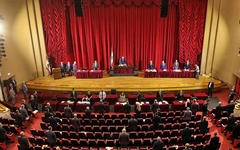 El presidente del parlamento libanés, Nabih Berri, encabeza una sesión legislativa general en el Palacio de la Unesco en Beirut, Líbano. Foto: Reuters.