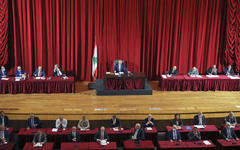 El presidente del parlamento libanés, Nabih Berri, encabeza la sesión parlamentaria para discutir el programa de políticas del nuevo gabinete y realizar un voto de confianza en el palacio de la UNESCO en Beirut, Líbano, el 20 de septiembre de 2021. Foto: NNA.
