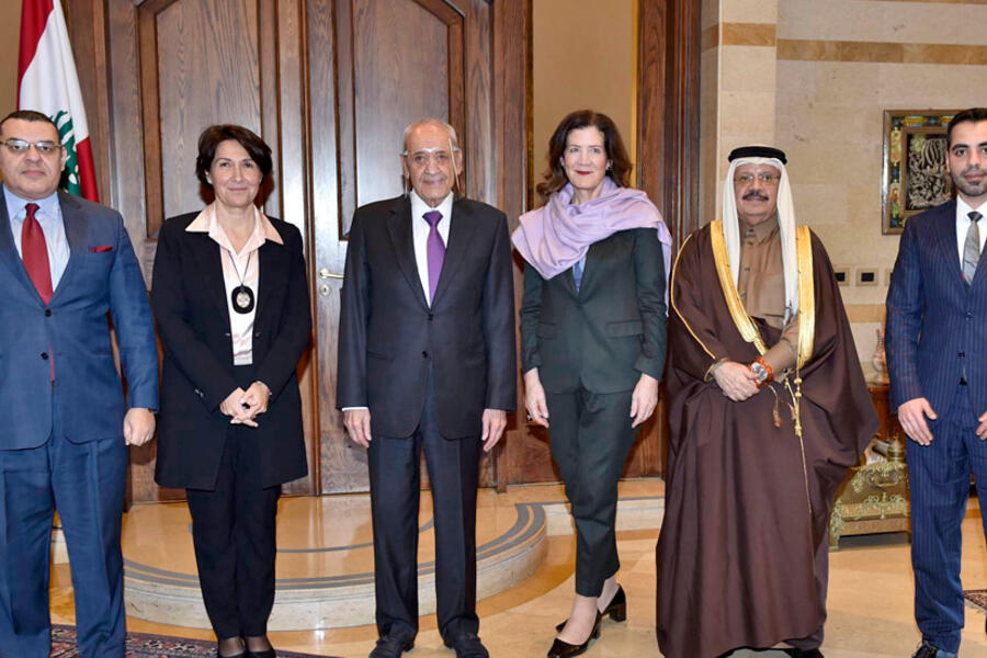 El presidente del Parlamento del Líbano, Nabih Berri, con la embajadora de los Estados Unidos, Dorothy Shea, la embajadora de Francia, Anne Grillo, el embajador de Egipto, Yasser Alawi, el embajador de Qatar, Ibrahim Abdul Aziz Al-Sahlawi, y el embajador adjunto de Arabia Saudita en el Líbano, Fares al-Amoudi. Foto: Hassan Ibrahim/Parlamento libanés.