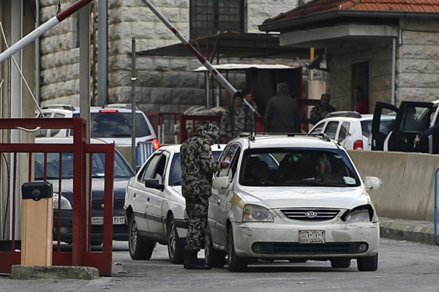 Por la crisis, libaneses buscan suministros en Siria  