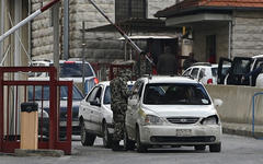 Por la crisis, libaneses buscan suministros en Siria  