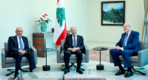 El presidente Michel Aoun se reúne con el presidente del Parlamento, Nabih Berri, y el primer ministro Najib Mikati, el 3 de octubre de 2022 en el Palacio Baabda. Foto: Presidencia libanesa.