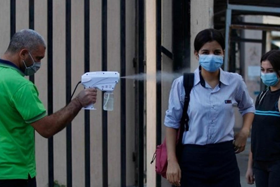 Los estudiantes se desinfectan al llegar a una escuela en Sidon, el 12 de octubre de 2020 (Foto:Mohammed Zaatari).