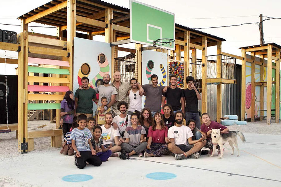 Equipo de CatalyticAction con niños de Beirut. Foto: Cortesía de CatalyticAction.