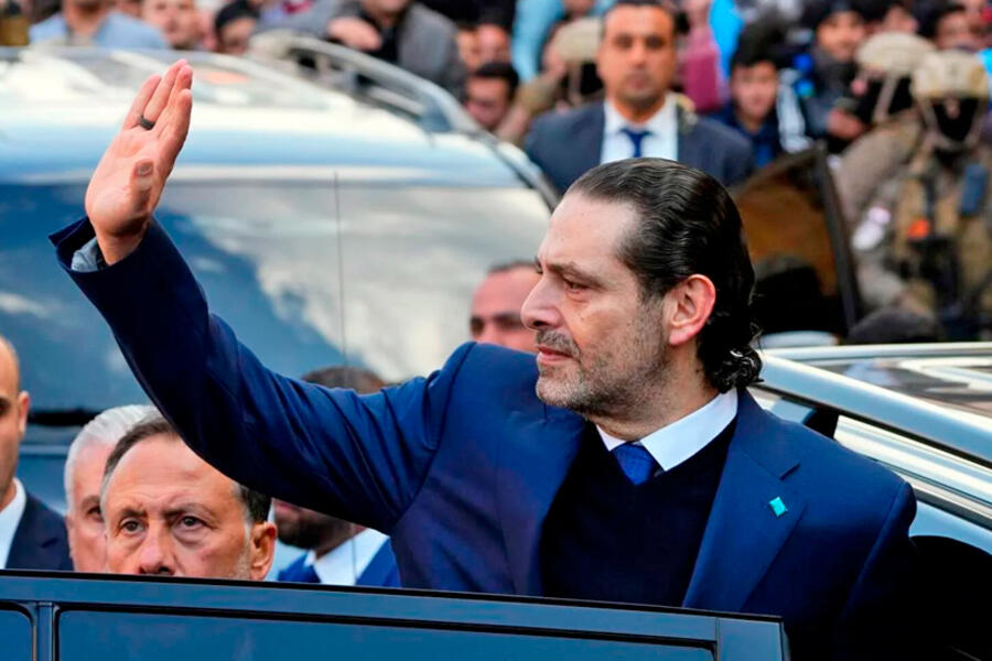 El ex primer ministro libanés Saad Hariri saluda a sus seguidores después de presentar sus respetos en la tumba de su padre, 14 de febrero de 2023. Foto: AFP.
