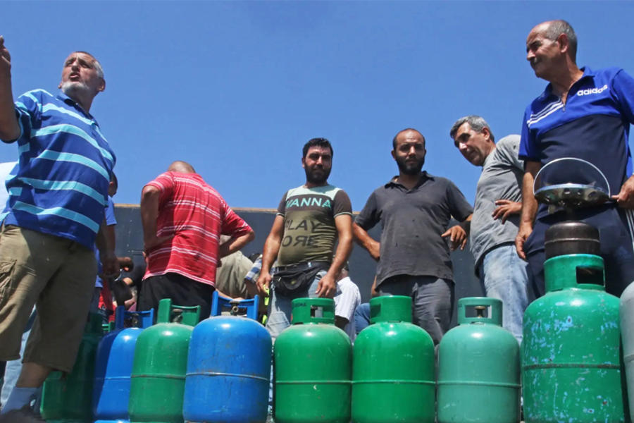 Libaneses forman en filas para conseguir garrafas de gas tras un aviso de escasez inminente. Foto: AP.