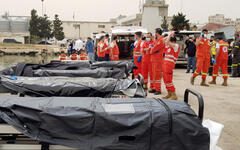 Médicos libaneses esperan en el puerto de Trípoli a los migrantes rescatados de un naufragio frente a la costa libanesa, 24 de abril de 2022. Foto: Agencia Anadolu.