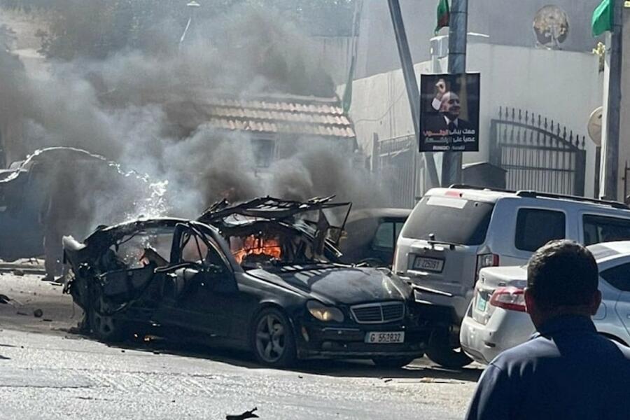 Ataque israelí con drones frente al hospital publico de Tebnin (Foto: Redes)