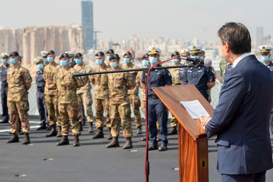 El primer ministro italiano, Giuseppe Conte, pronuncia un discurso durante una visita al lugar de la explosión masiva del mes pasado en el puerto de Beirut, Líbano, 8 de septiembre de 2020. REUTERS.