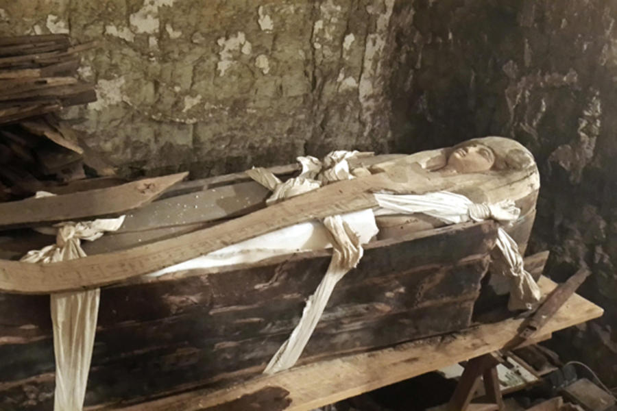 Arqueólogos hallan el sarcófago y momia de la cantora de Amón