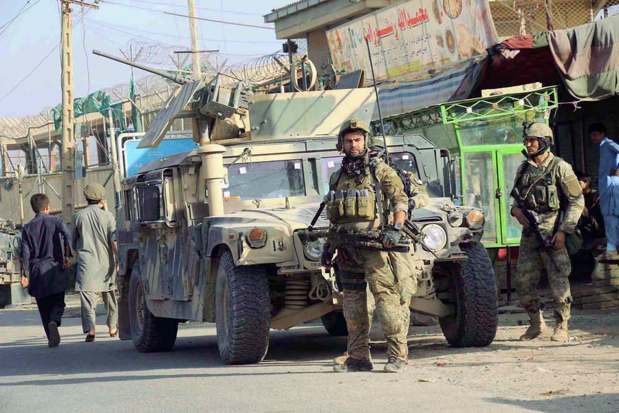 Tropas afganas combaten talibanes por control de Kunduz