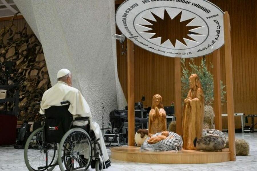 El papa Francisco se detiene a rezar frente a un pesebre de Belén en la sala de audiencias del Vaticano, el 7 de diciembre de 2024. Foto: Vaticano