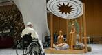 El papa Francisco se detiene a rezar frente a un pesebre de Belén en la sala de audiencias del Vaticano, el 7 de diciembre de 2024. Foto: Vaticano