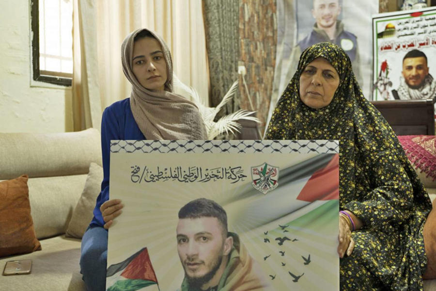 "Nunca pensamos que esta huelga de hambre actual duraría tanto", afirmaron Majdoleen y Warde Abu Atwan, madre y hermana de Ghandanfar Abu Atwan. Foto: Agencias internacionales.