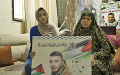 "Nunca pensamos que esta huelga de hambre actual duraría tanto", afirmaron Majdoleen y Warde Abu Atwan, madre y hermana de Ghandanfar Abu Atwan. Foto: Agencias internacionales.