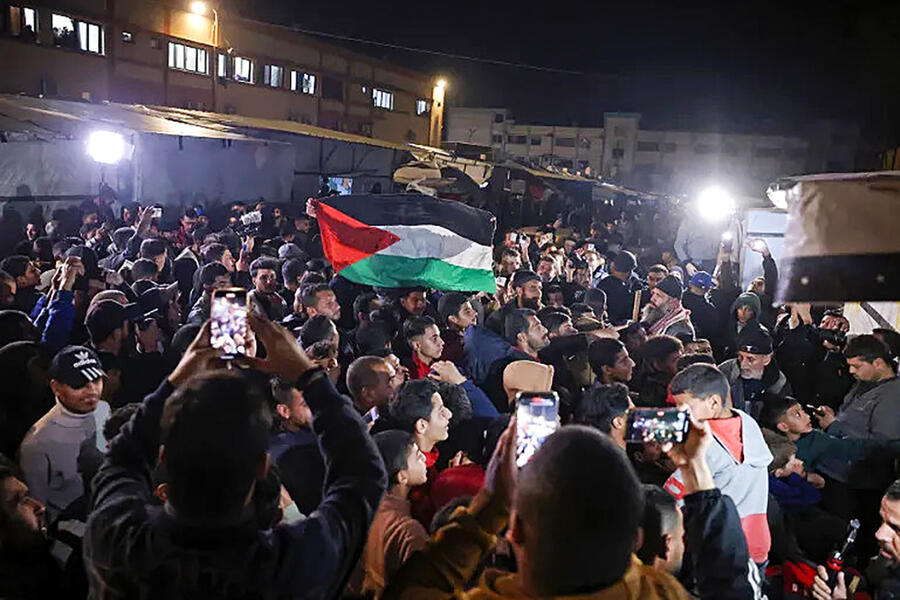 Palestinos vitorean y celebran en la Franja de Gaza (Foto: Bashar Taleb/AFP)