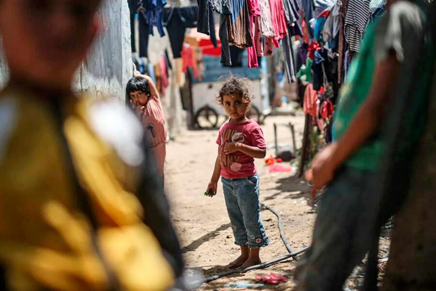 Niños posan para una foto en el distrito de Al-Zaytun de la ciudad de Gaza, el 29 de mayo de 2023. Foto: Anadolu.