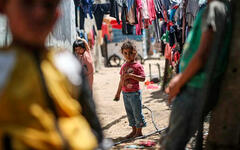 Niños posan para una foto en el distrito de Al-Zaytun de la ciudad de Gaza, el 29 de mayo de 2023. Foto: Anadolu.