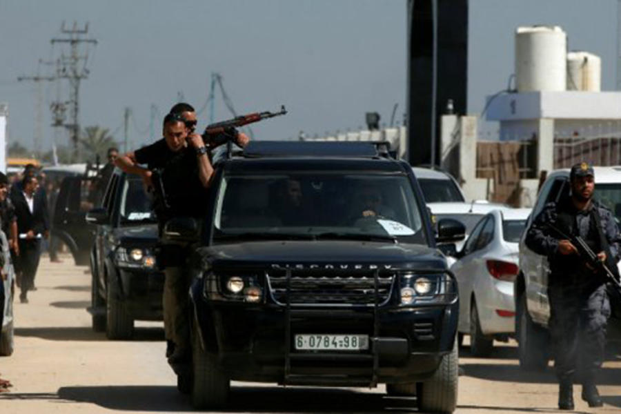 El convoy del primer ministro palestino, Rami Hamdala, se va después de ser blanco de una explosión en el norte de la Franja de Gaza | Marzo 13, 2018.