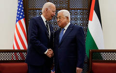 El presidente palestino Mahmoud Abbas y el presidente Joe Biden se dan la mano el viernes en la ciudad cisjordana de Belén (Foto: Evan Vucci / AP)