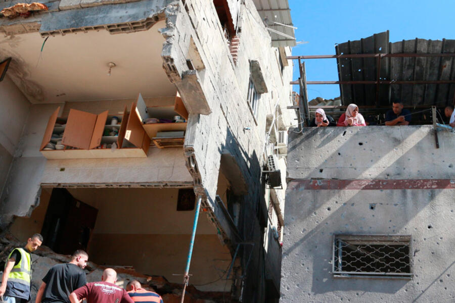 Secuelas del ataque a un edificio de tres pisos en Tulkarem. Foto: Twitter.