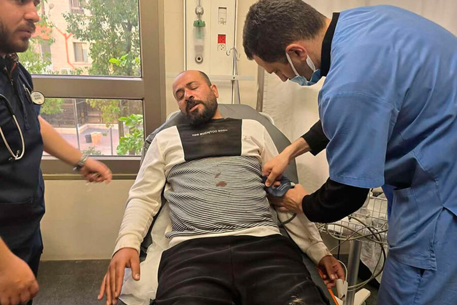 Cineasta palestino ganador del Oscar fue golpeado por colonos israelíes y detenido