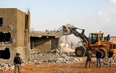 Maquinaria israelí destruye una casa palestina en un pueblo al sur de Yatta en el área sur de la ciudad cisjordana de Hebrón el 2 de noviembre de 2020. Foto: AFP.