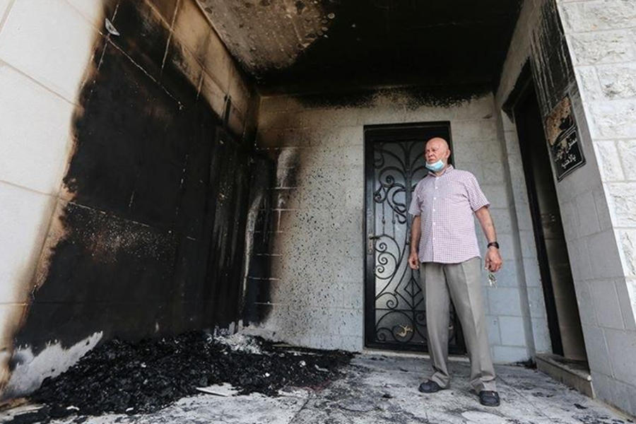 La mezquita de Al Bireh, cerca de Ramallah, fue incendiada durante la noche. (Foto: Twitter)