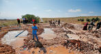 Alumnos palestinos sobre los escombros después de que excavadoras israelíes demolieran la escuela. Foto: Reuters.
