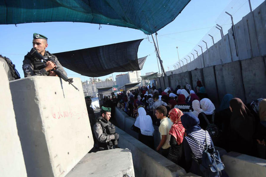 Palestinos intentan pasar por el punto de control de Qalandiya, de Ramallah a Jerusalén, para pasar el Laylat Al-Qadr en la mezquita de Al-Aqsa | Cisjordania, Palestina, Junio 21, 2017 (Foto Issam Rimawi / Anadolu)