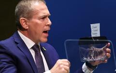 El embajador israelí ante las Naciones Unidas, Gilad Erdan, arranca la carta de la organización desde su podio tras una votación a favor de Palestina en la ONU. Foto: AFP.