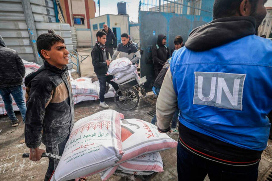 Palestinos desplazados reciben ayuda alimentaria en centros de Naciones Unidas en Rafah. Foto: AFP.