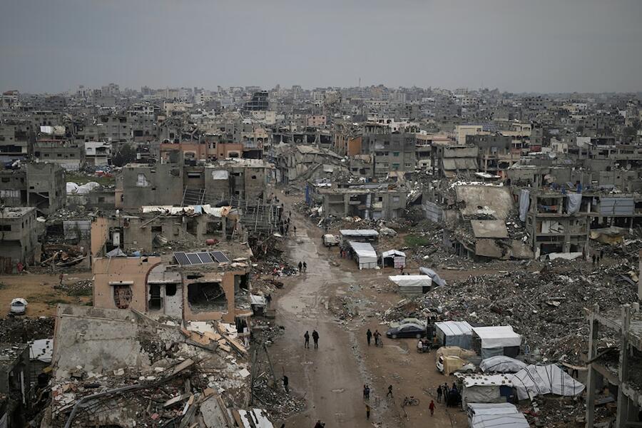 Palestinos caminan entre los escombros resultantes de la destrucción generada por la ocupación en el barrio al Zaytoun de la ciudad de Gaza | Gaza, Palestina, marzo 7, 2025 (Foto: AP)