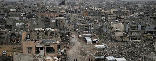 Palestinos caminan entre los escombros resultantes de la destrucción generada por la ocupación en el barrio al Zaytoun de la ciudad de Gaza | Gaza, Palestina, marzo 7, 2025 (Foto: AP)