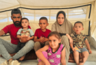 Hammam Malaka y su familia en su tienda de campaña en Deir al-Balah este mes, sin su hija de 3 años Seela, que fue asesinada. FOTO: Bilal Shbair para The New York Times.