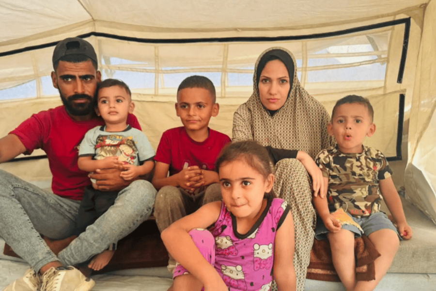 Hammam Malaka y su familia en su tienda de campaña en Deir al-Balah este mes, sin su hija de 3 años Seela, que fue asesinada. FOTO: Bilal Shbair para The New York Times.