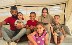 Hammam Malaka y su familia en su tienda de campaña en Deir al-Balah este mes, sin su hija de 3 años Seela, que fue asesinada. FOTO: Bilal Shbair para The New York Times.