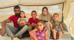 Hammam Malaka y su familia en su tienda de campaña en Deir al-Balah este mes, sin su hija de 3 años Seela, que fue asesinada. FOTO: Bilal Shbair para The New York Times.