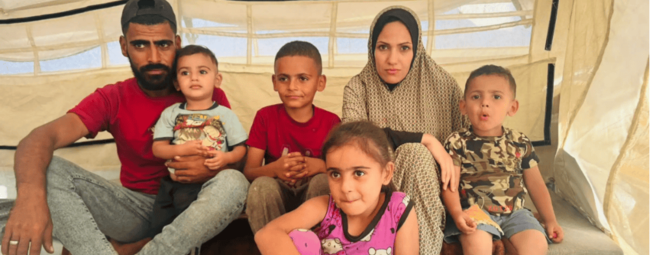 Hammam Malaka y su familia en su tienda de campaña en Deir al-Balah este mes, sin su hija de 3 años Seela, que fue asesinada. FOTO: Bilal Shbair para The New York Times.