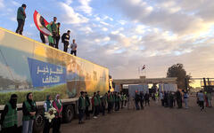Un camión perteneciente a un convoy de ayuda humanitaria para la Franja de Gaza espera autorización para entrar frente a la puerta fronteriza de Rafah, Egipto (Foto: EFE/STR)
