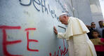 El Papa Francisco toca el muro de apartheid israelí, el 25 de mayo de 2014. Foto: AP.