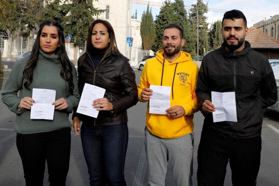 Los periodistas palestinos (de izq. a der.) Dana Abu Shamsiyeh, Christine Rinawi, Ali Yassin y Amin Abd Rabbo, que fueron detenidos por las autoridades israelíes, fotografiados tras su liberación en Jerusalén el viernes (AFP)