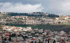 Una foto tomada en la aldea de Turmus Ayya, cerca de la ciudad de Ramallah, muestra el cercano asentamiento israelí de Shilo al fondo, en Palestina ocupada, el 18 de febrero de 2024. Foto: AFP.
