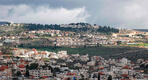 Una foto tomada en la aldea de Turmus Ayya, cerca de la ciudad de Ramallah, muestra el cercano asentamiento israelí de Shilo al fondo, en Palestina ocupada, el 18 de febrero de 2024. Foto: AFP.