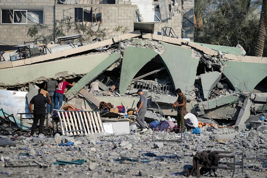Palestinos inspeccionan los escombros de una escuela destruida en un ataque aéreo israelí en Deir al-Balah, en el centro de la Franja de Gaza, el sábado 27 de julio de 2024. Foto: AP.