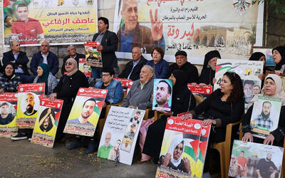 Parientes y amigos de prisioneros palestinos efectúan una sentada frente a la sede de la Cruz Roja en la ciudad palestina de Ramallah, en Cisjordania | Noviembre 21, 2023 (Foto: AFP) Parientes y amigos de prisioneros palestinos efectúan una sentada frente a la sede de la Cruz Roja en la ciudad palestina de Ramallah, en Cisjordania | Noviembre 21, 2023 (Foto: AFP)