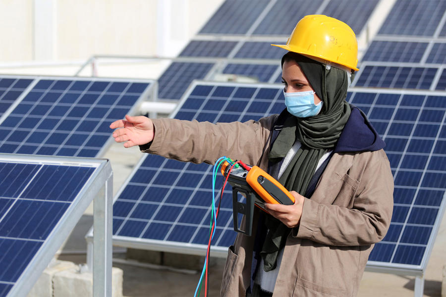 En el Centro de Capacitación de UNRWA en Gaza (GTC), la estudiante Ghada Kerryam practica la instalación y mantenimiento de sistemas fotovoltaicos  (Foto: Khalil Adwan / UNRWA)