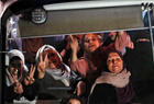 Llegada del bus con los prisioneros palestinos liberados tras el acuerdo entre Israel y la Resistencia Palestina (Foto: C. Wajah Bani Moufleh, vía Eye on Palestine) 