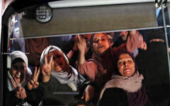 Llegada del bus con los prisioneros palestinos liberados tras el acuerdo entre Israel y la Resistencia Palestina (Foto: C. Wajah Bani Moufleh, vía Eye on Palestine) 